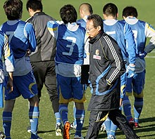 後半開始前に選手に指示を出した岡田監督は足早にベンチに戻る