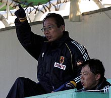 練習試合中に指示を出す岡田監督。右は大熊コーチ（撮影・蔦林史峰）