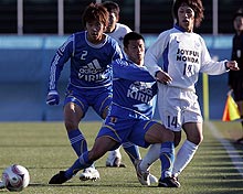 激しいプレスでボールを奪うＦＷ播戸