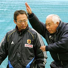練習終了後、古沼氏(右)と話し込む岡田監督（撮影・宇治久裕）
