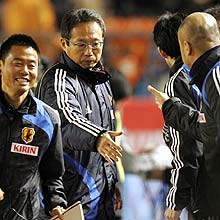 試合終了後、笑顔は封印してスタッフと握手を交わす岡田監督（中央）