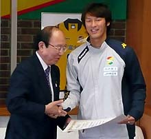 鶴岡・千葉市長から感謝状を贈られた日本代表ＦＷ巻（撮影・盧載鎭）