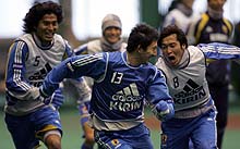 鬼ごっこトレで橋本（中央）を追いかける加地(右)と中沢（撮影・宇治久裕）