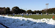 除雪された練習場で汗を流す日本代表選手（撮影・鹿野芳博）