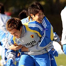 ＤＦ内田（右）は練習でＤＦ駒野に抱き付きふざける（撮影・鹿野芳博）