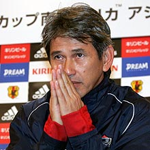 一礼して会見を終えるタイ代表チャンウィット監督（撮影・蔦林史峰）