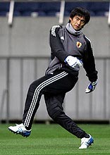 左足で正確なボールを蹴るＧＫ川口（撮影・蔦林史峰）