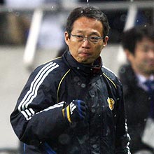 後半21分、岡田監督はＤＦ中沢がゴールを決め、雪の中でガッツポーズする