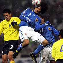 中村憲からのクロスにあわせヘッディングでゴールを奪うＤＦ中沢（撮影・宇治久裕）