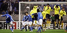 前半、ＭＦ遠藤（左）はＦＫで先制のゴールを決める（ＡＰ＝共同）