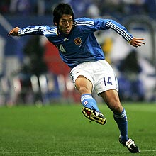 パスを出すＭＦ中村憲