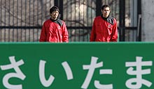 浦和の練習に初合流した高原（右）は、鈴木とウオーキング