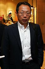 成田市内のホテルで報道陣の質問に応じる岡田監督（撮影・宇治久裕）