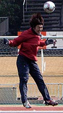 鹿島の宮崎合宿でヘディングを繰り返す日本代表ＦＷ田代（撮影・広重竜太郎）