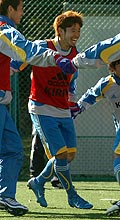 Ｕ－23日本代表ＤＦ田中裕（中央）は練習で笑顔を見せる（撮影・塩畑大輔）