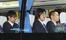 重慶に到着し、バスに乗り込んだＭＦ山瀬（左端）ら日本代表イレブン（共同）