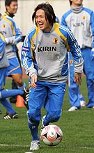 練習中、笑顔を見せる遠藤（撮影・宇治久裕）