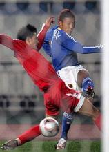 後半、左サイドからセンタリングを上げるＤＦ安田（撮影・蔦林史峰）