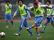 左足で強烈なシュートを放つＤＦ安田。左はＭＦ遠藤（撮影・蔦林史峰）