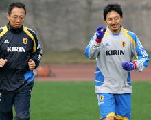 練習後ランニングをする岡田監督（左）とＭＦ橋本（撮影・宇治久裕）