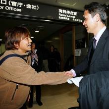 佐々木監督(右)とＦＷ大野は、しばしの別れを惜しみ握手を交わす