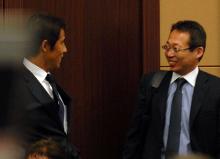 Ｊリーグ監督会議に出席しＧ大阪西野監督（左）と談笑する日本代表岡田監督