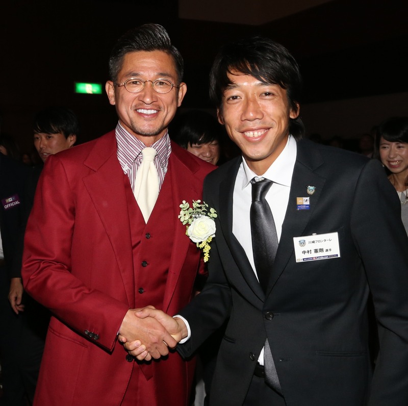 初代ｍｖｐカズ 赤のスーツ姿でサプライズ出演 ルヴァン杯 日刊スポーツ