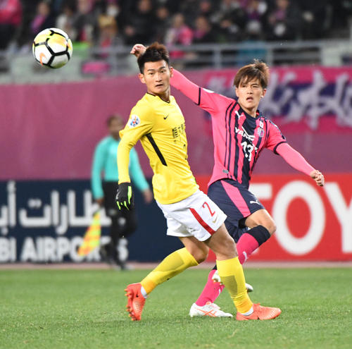 前半、クロスを出すＣ大阪ＦＷ高木彰人（右）（撮影・奥田泰也）
