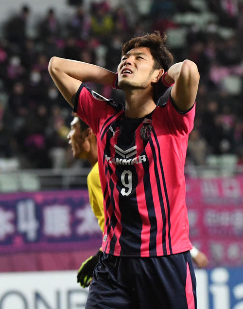 シュートを外したＣ大阪ＦＷ杉本は天をあおぐ（撮影・奥田泰也）