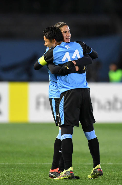 川崎Ｆ対メルボルン・Ｖ　前半、ゴールを決めた川崎Ｆ・ＭＦエウシーニョ（左）と抱き合うＦＷ小林（撮影・横山健太）