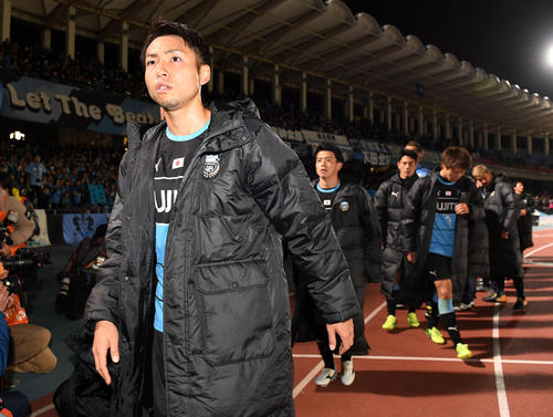 川崎Ｆ対メルボルン・Ｖ　引き分けに終わり肩を落とすＦＷ小林（左）ら川崎Ｆイレブン（撮影・横山健太）