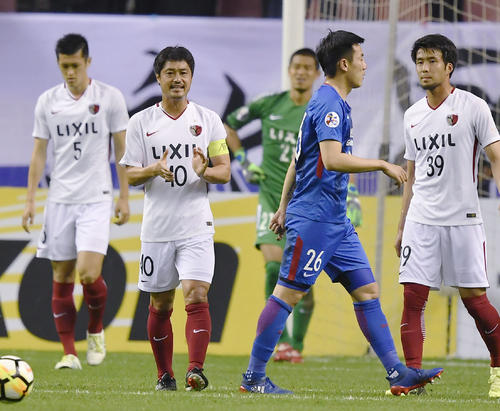 前半、ＰＫで先制を許した小笠原（左から２人目）ら鹿島イレブン（共同）