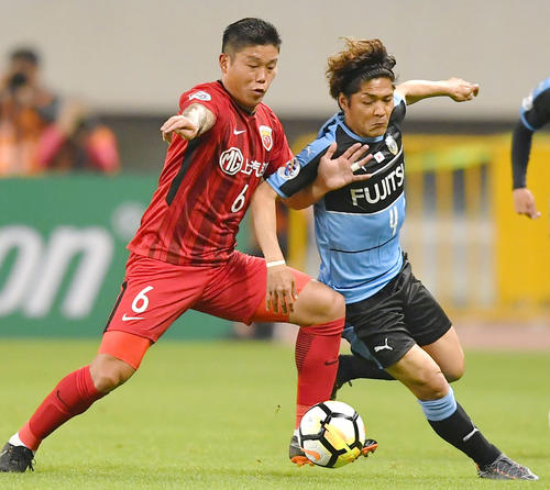 前半、競り合う川崎・大久保（右）（共同）