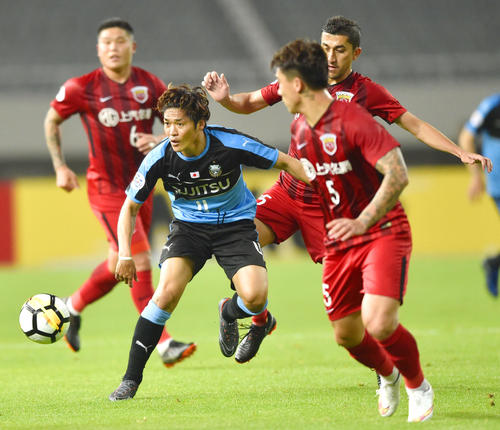 前半、攻め込む川崎・大久保（手前左）（共同）