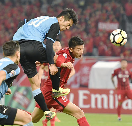 後半、ヘディングで同点ゴールを決める川崎・知念（上）（共同）