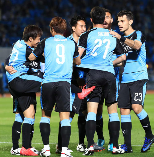 川崎F対蔚山 前半、先制ゴールを決めた川崎F・MF鈴木(右から3人目)にキックするMF斎藤(左端)(撮影・江口和貴)