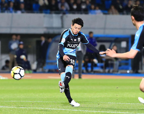 川崎F対蔚山 前半、ゴールを決める川崎F・MF長谷川(撮影・江口和貴)