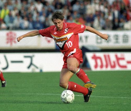 ドリブルで攻め上る名古屋FWリネカー(1993年6月5日撮影)
