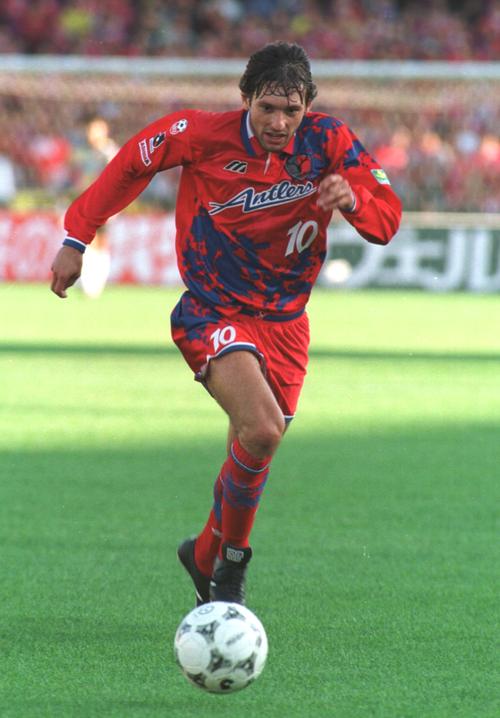 ボールを追う鹿島レオナルド(1995年10月21日撮影)