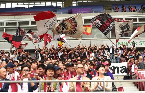 神戸ＭＦアンドレス・イニエスタを歓迎するサポーター（撮影・上田博志）