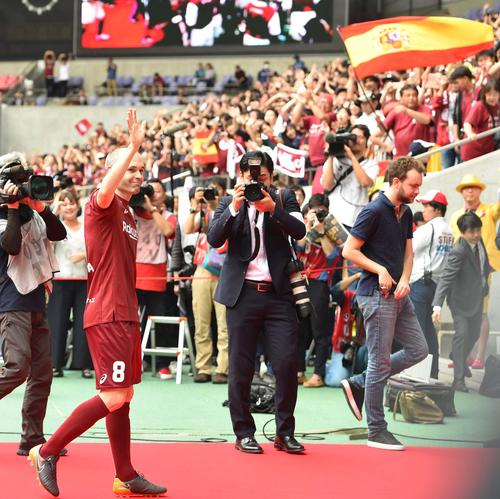 ノエビアスタジアム神戸で行われたウエルカムイベントに参加した神戸ＭＦアンドレス・イニエスタは大勢のサポーターの大歓迎を受けた（撮影・上田博志）