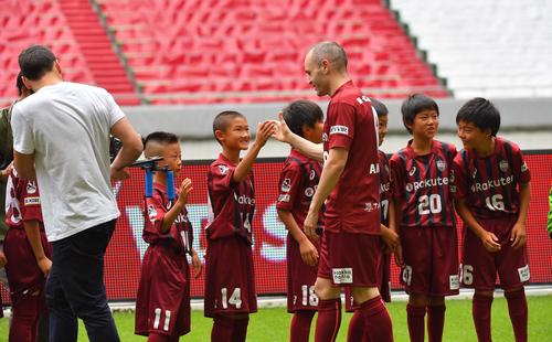 子どもたちとハイタッチする神戸ＭＦアンドレス・イニエスタ（撮影・上田博志）
