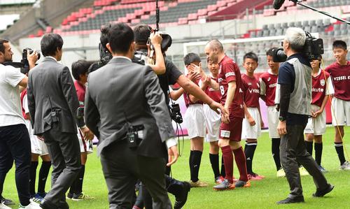 子どもたちとハイタッチする神戸ＭＦアンドレス・イニエスタ（撮影・上田博志）