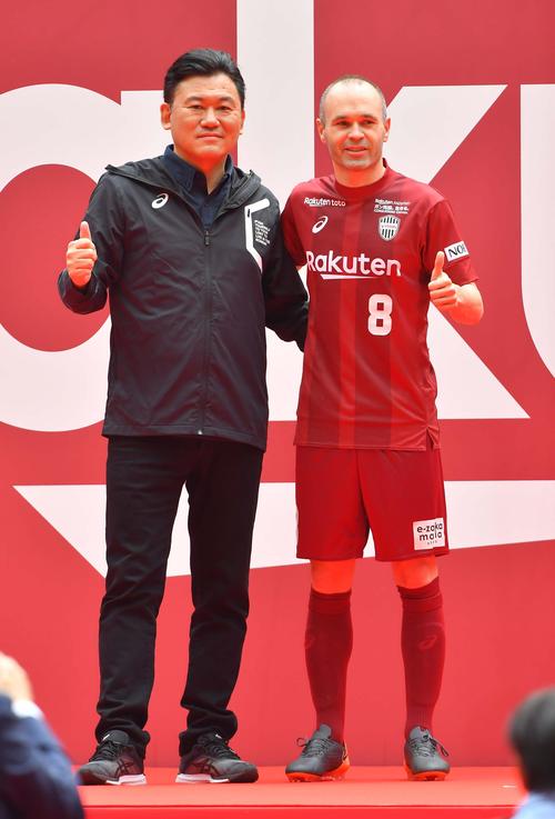 ウエルカムイベントで三木谷浩史会長（左）とサムアップポーズをする神戸ＭＦアンドレス・イニエスタ（撮影・上田博志）