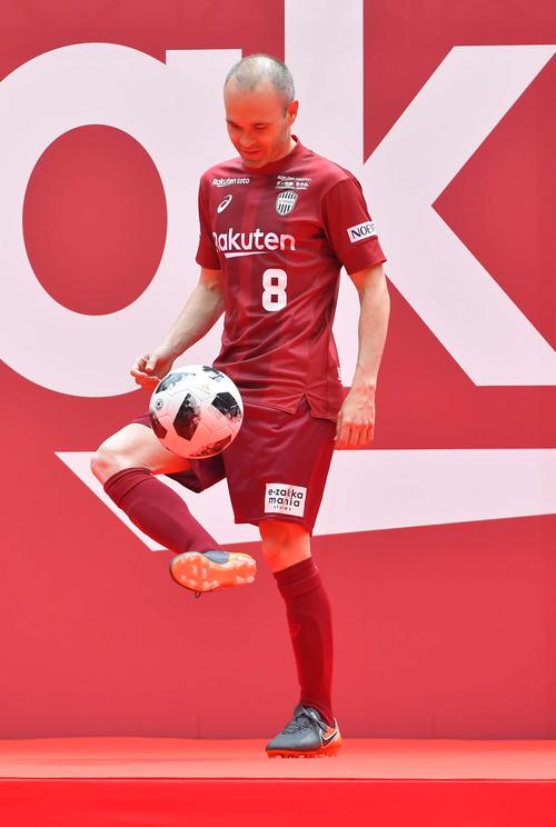 壇上でリフティングを披露する神戸ＭＦアンドレス・イニエスタ（撮影・上田博志）
