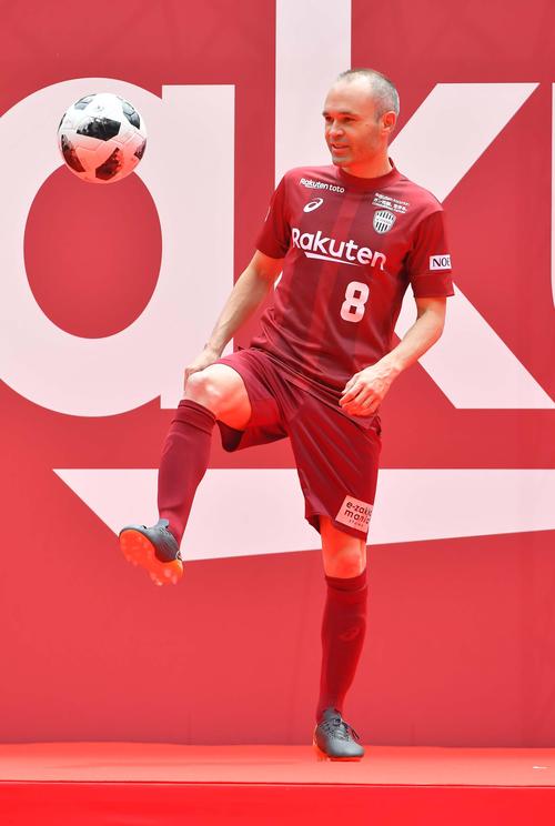 壇上でリフティングを披露する神戸ＭＦアンドレス・イニエスタ（撮影・上田博志）