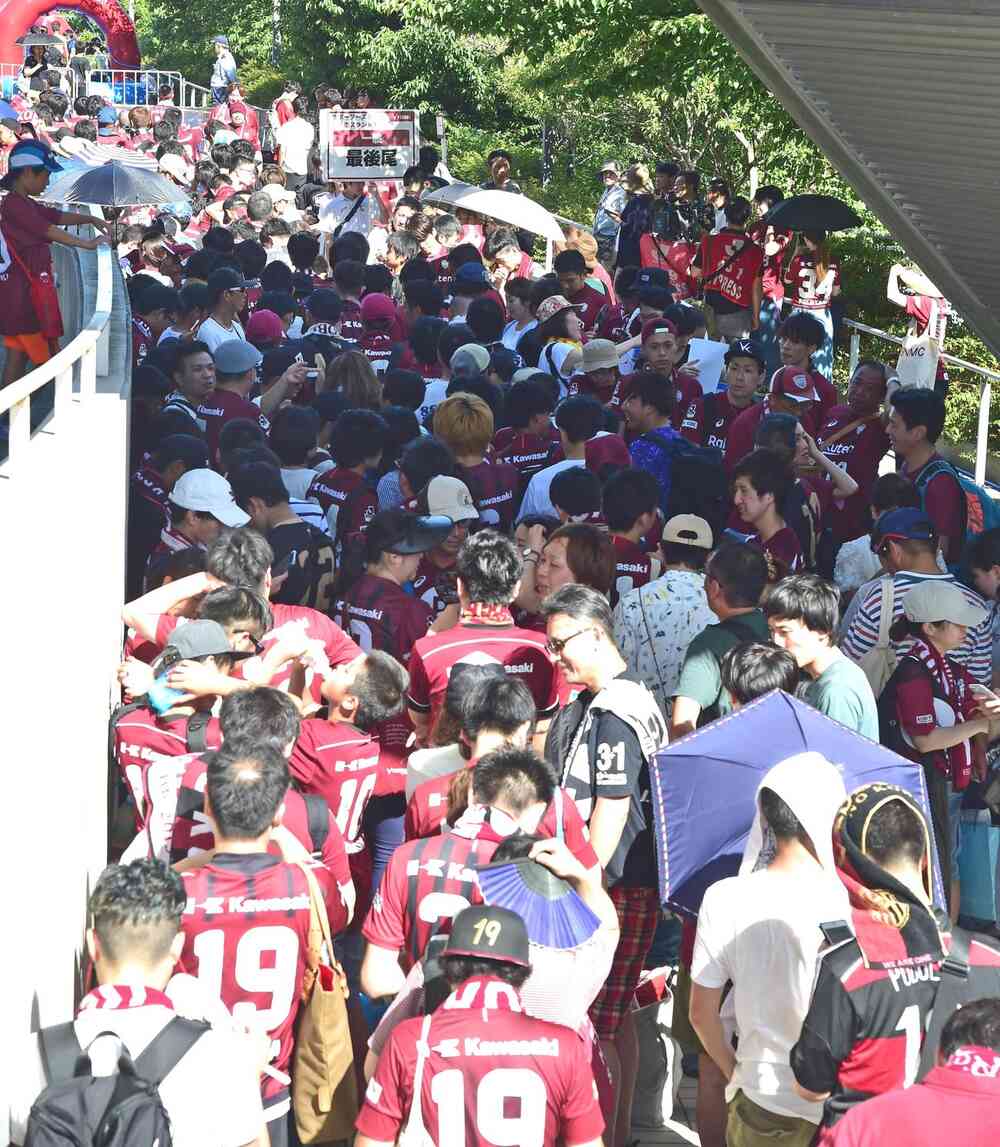 神戸対湘南　試合前、開場を待つ神戸サポーター（撮影・清水貴仁）