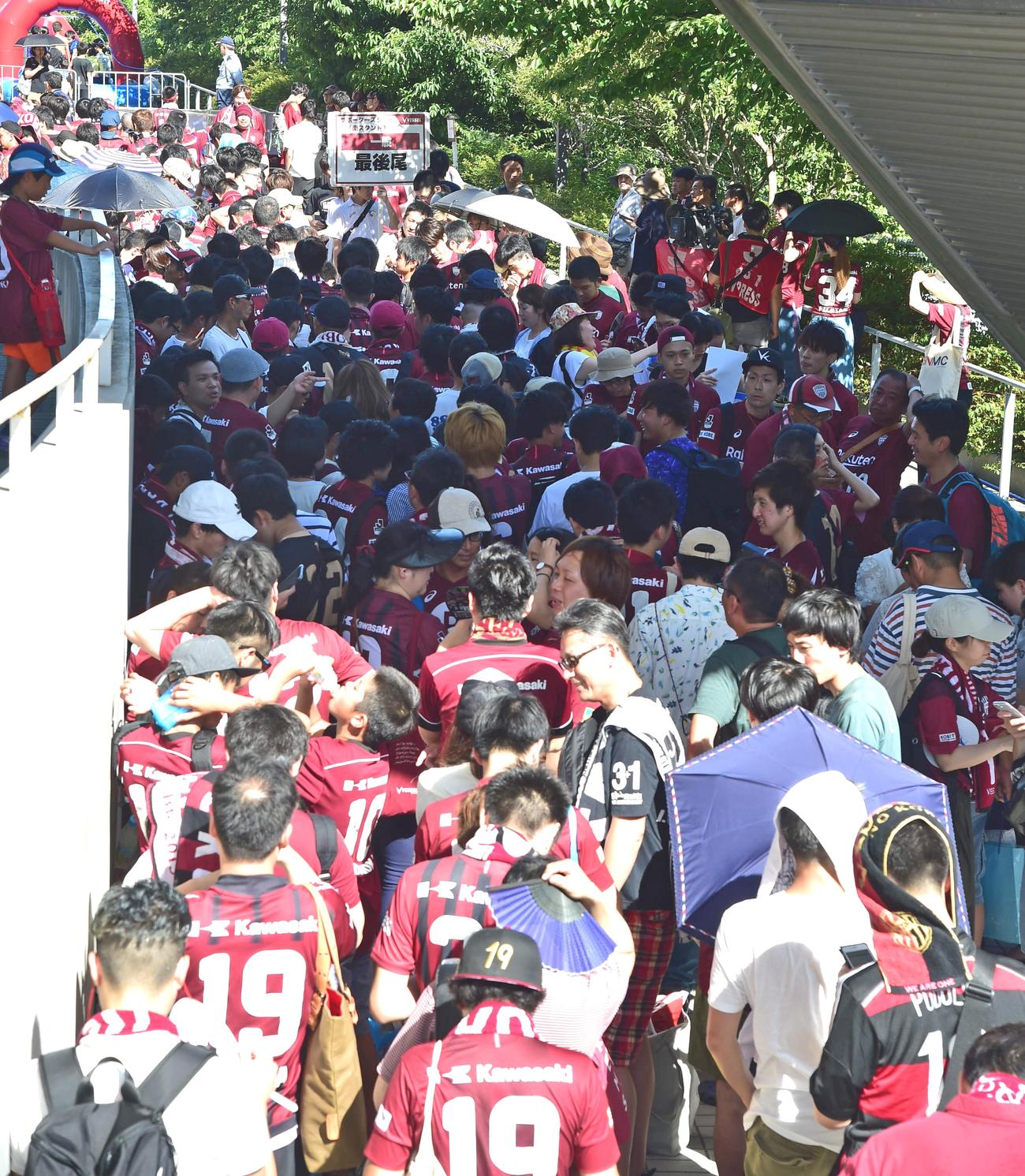 神戸対湘南　試合前、開場を待つ神戸サポーター（撮影・清水貴仁）