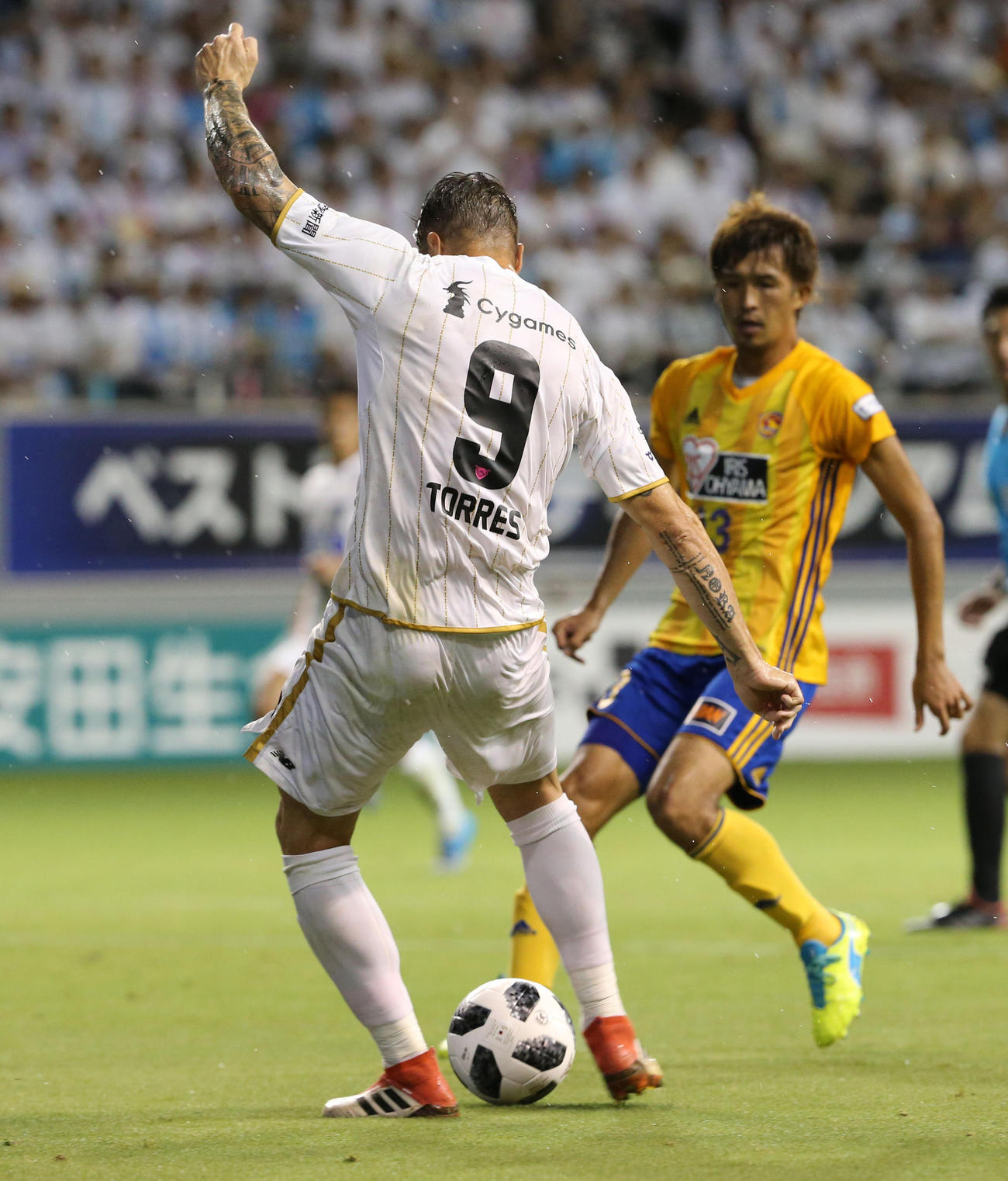 後半途中から出場した鳥栖ＦＷフェルナンドトーレスはゴールを狙う（撮影・梅根麻紀）