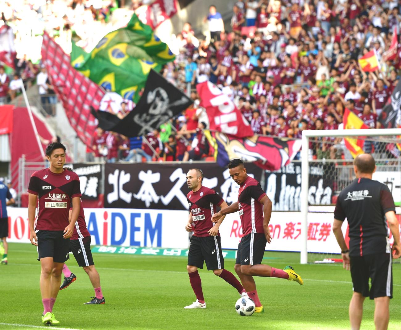 神戸対湘南　試合練習を行うイニエスタ（撮影・清水貴仁）